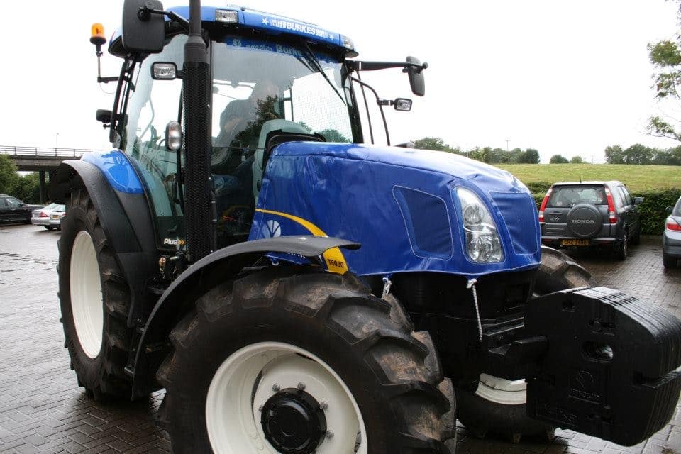 tractor-bonnet-cover-newholland.jpg